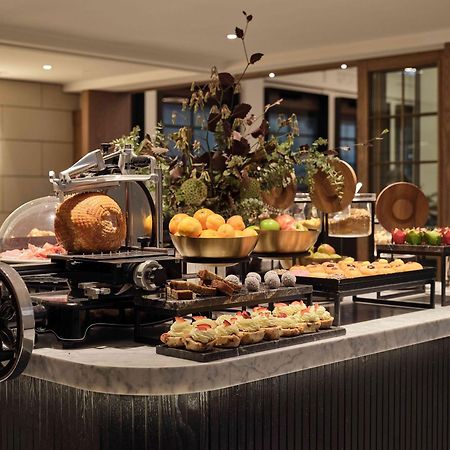Hilton Melbourne Little Queen Street Exterior foto A buffet at a hotel