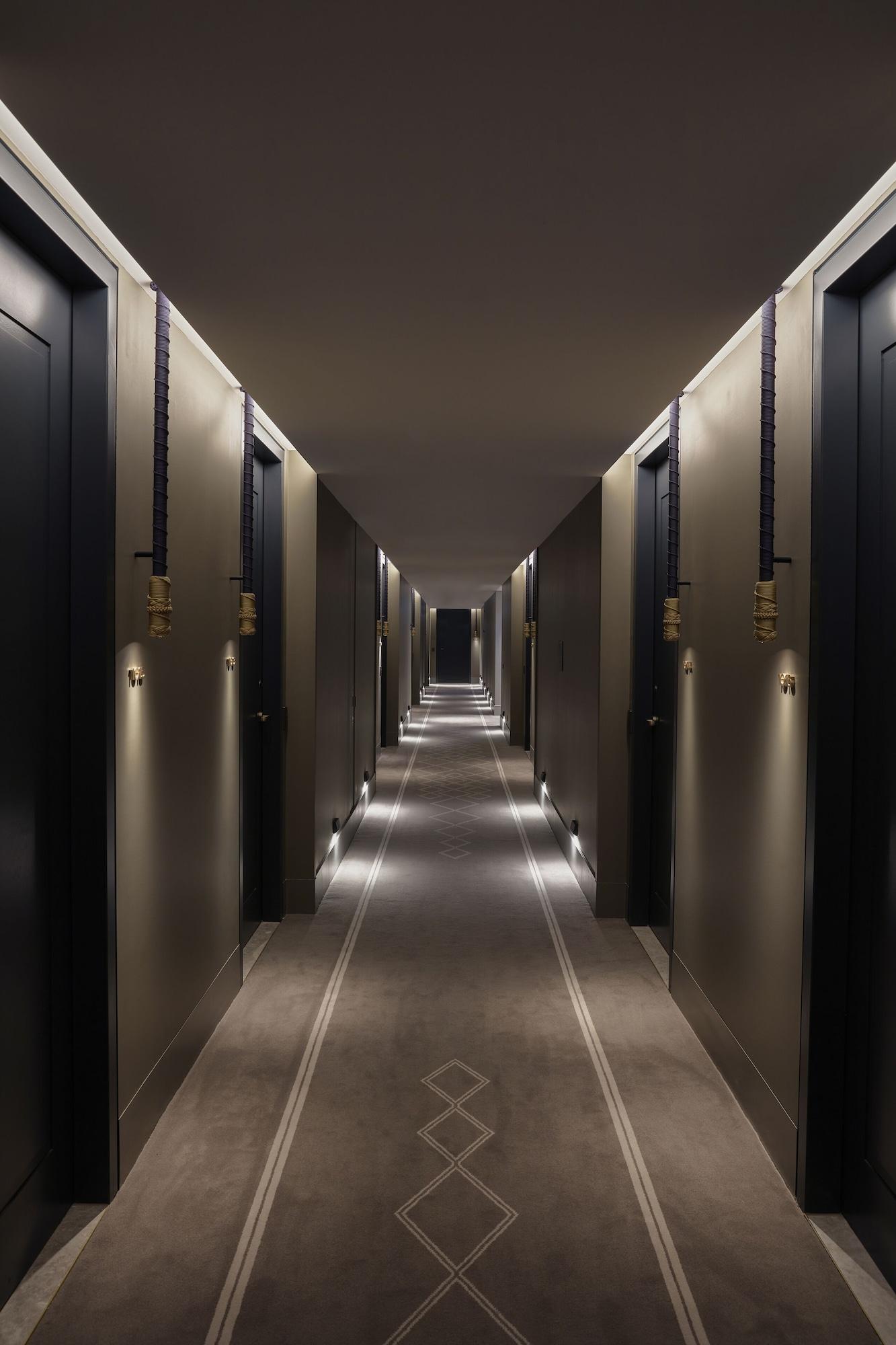 Hilton Melbourne Little Queen Street Exterior foto A corridor at the hotel