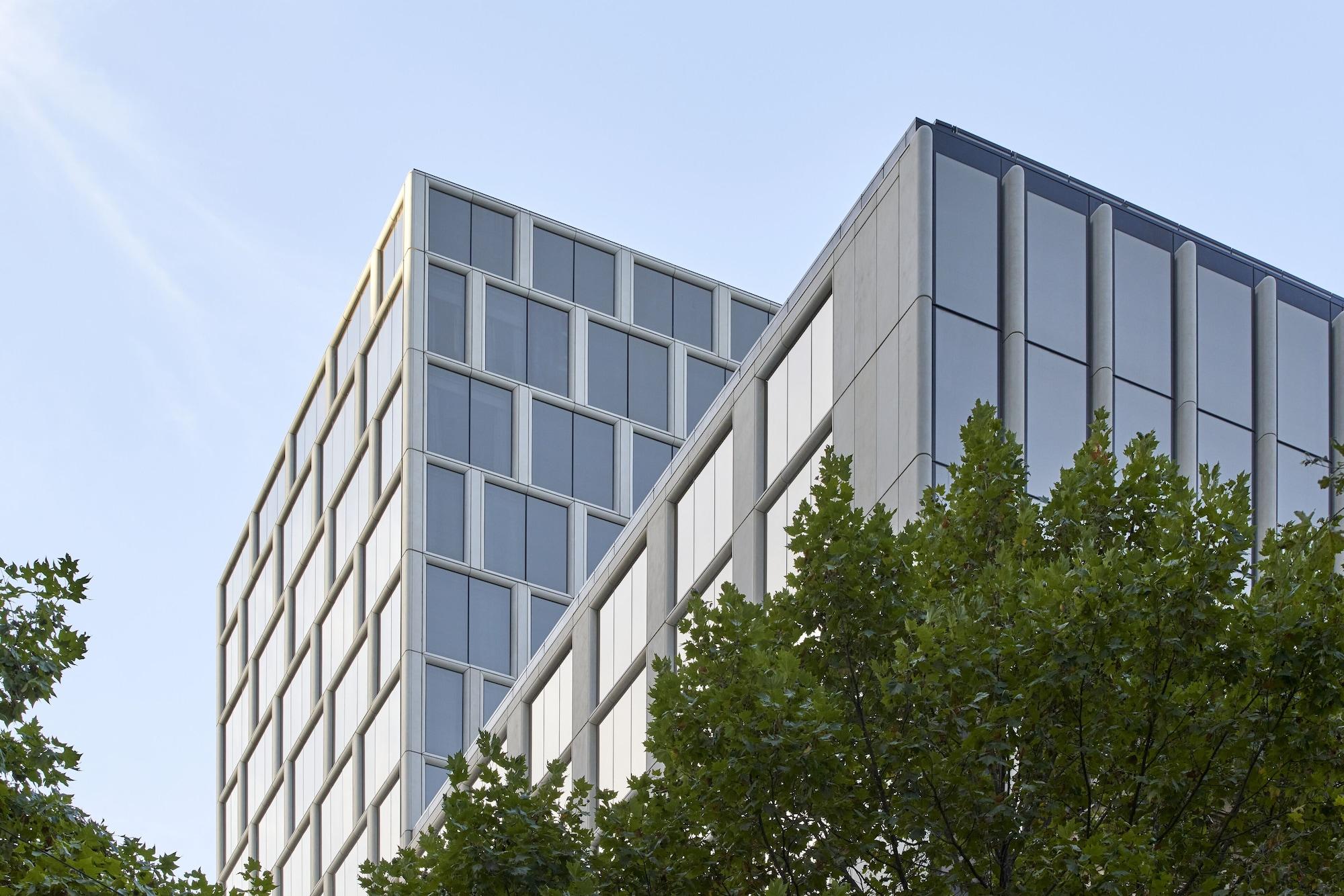 Hilton Melbourne Little Queen Street Exterior foto The new building of the University of Cambridge Judge Business School