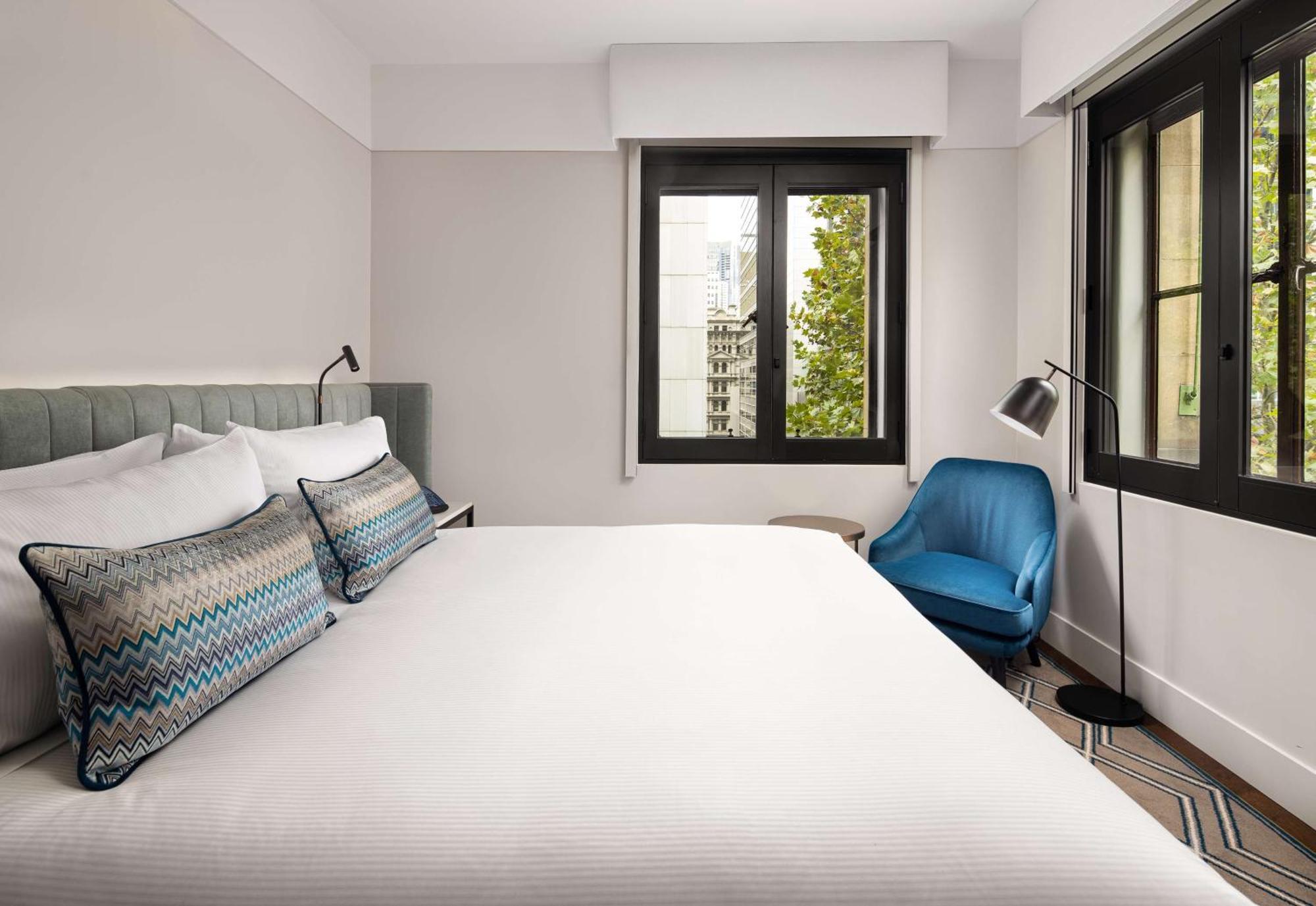 Hilton Melbourne Little Queen Street Exterior foto A bedroom at the hotel