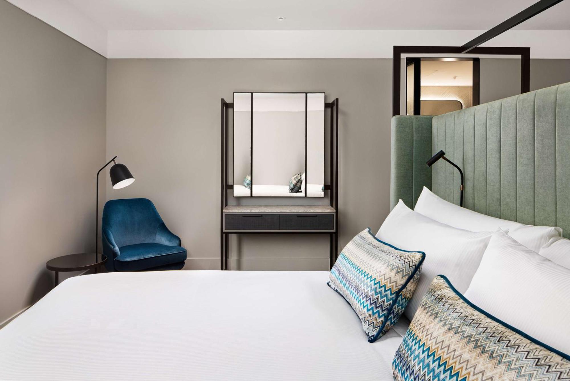 Hilton Melbourne Little Queen Street Exterior foto A bedroom at the hotel