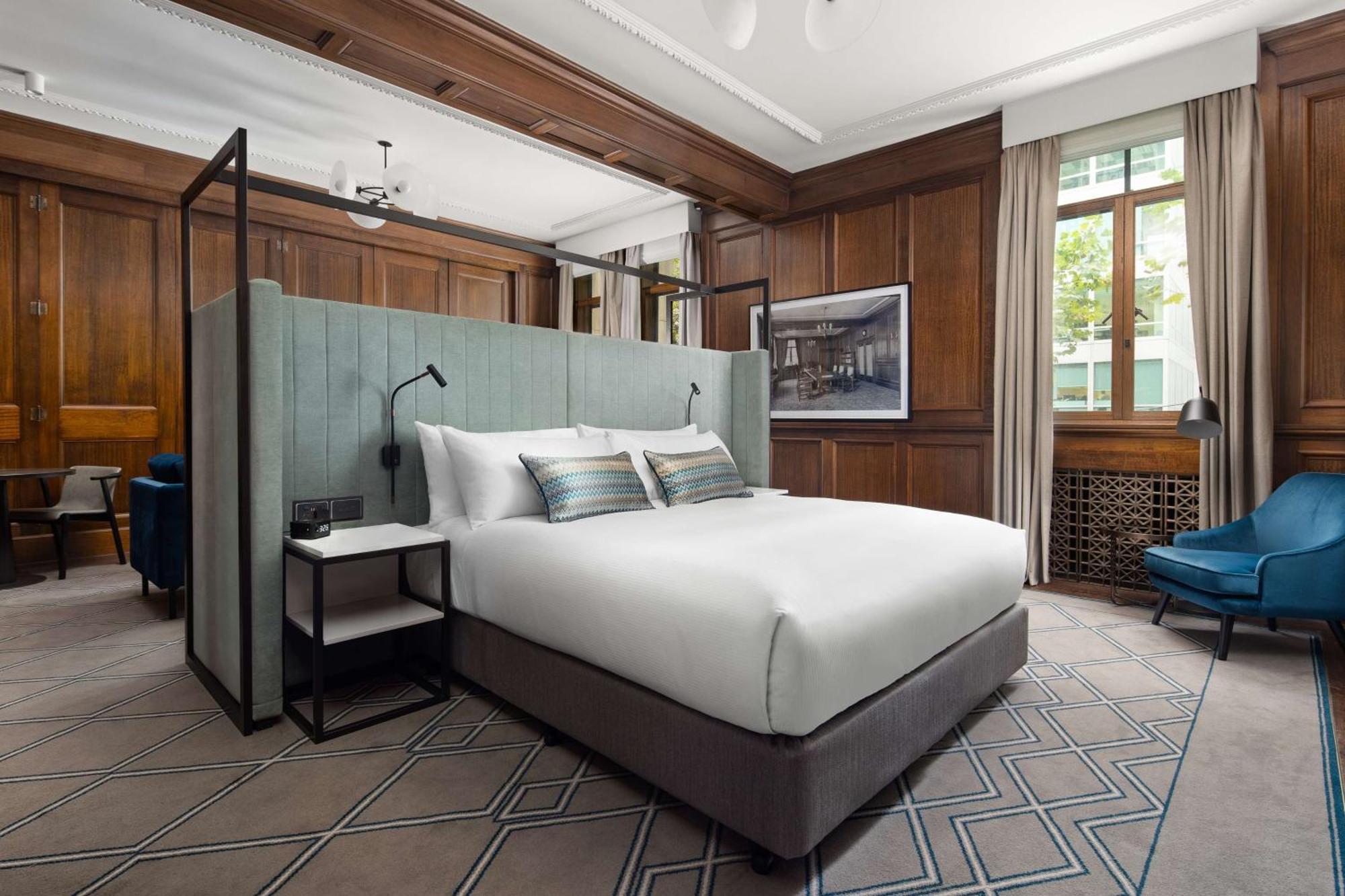 Hilton Melbourne Little Queen Street Exterior foto A bedroom at the hotel