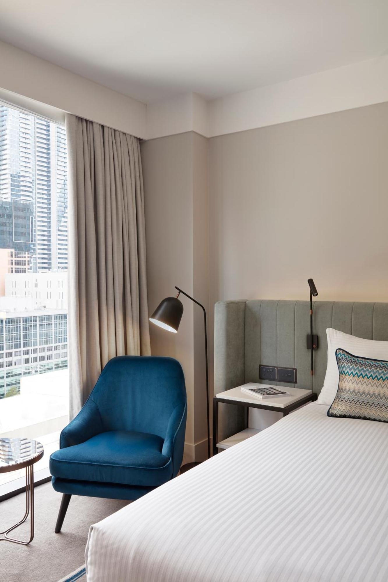 Hilton Melbourne Little Queen Street Exterior foto A room at the hotel